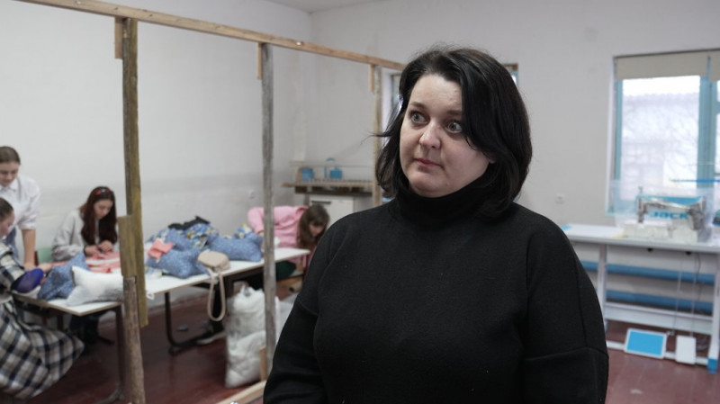 Шиють подушки та планують відшивати білизну для військових: у селі на Чернігівщині облаштували перший швацький цех
