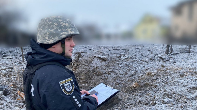 Загинув собака і майже зруйнована будівля: у Чернігові поліція документує наслідки ракетної атаки росіян