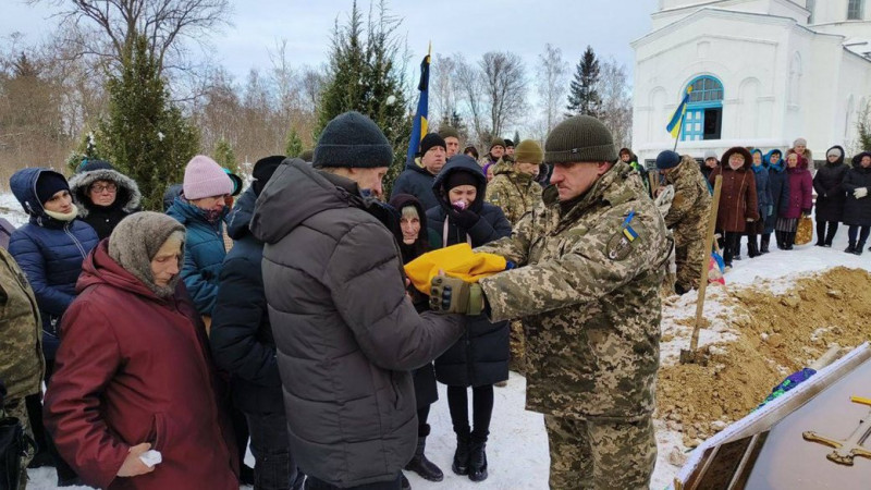 На Чернігівщині в останню путь провели двох військових ЗСУ: Валерія Повода та Олександра Пасічника