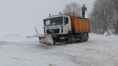 Працює 63 одиниці техніки: яка ситуація на дорогах Чернігівщини у зв'язку з погодними умовами