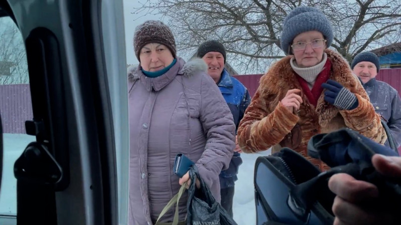 Роздають пенсії під обстрілами: як на Чернігівщині працює пересувне відділення пошти на кордоні з Росією