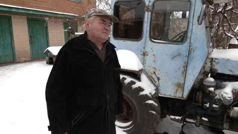 Власноруч зібрав і встановив вітряки: як господарює енергонезалежний пенсіонер з Борзни