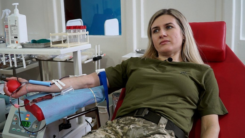 Хтось вперше, хтось – на постійній основі: у Чернігові військові здали кров для побратимів