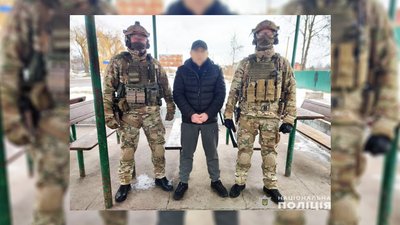 Знайшли згортки з зеленою речовиною, ваги й готівку: у Прилуках затримали чоловіка, якого підозрюють у збуті наркотиків