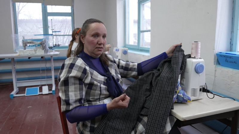 Шиють подушки та планують відшивати білизну для військових: у селі на Чернігівщині облаштували перший швацький цех