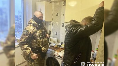 Святкували Новий рік: у Чернігові четверо чоловіків запускали феєрверки