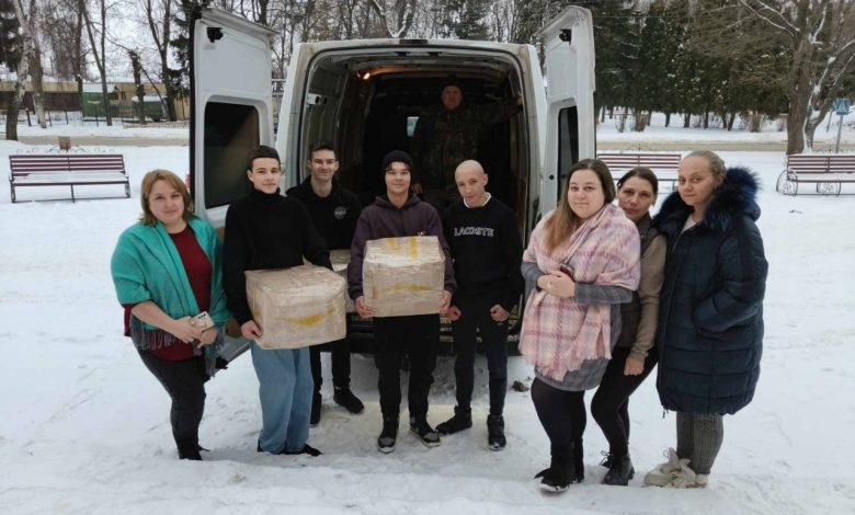 Дев’ять коробок окопних свічок для захисників передала менська активна молодь (Фото)