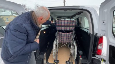 До центру соцреабілітації у Прилуках від народу Японії передали спецавтомобіль для перевезення людей з інвалідністю