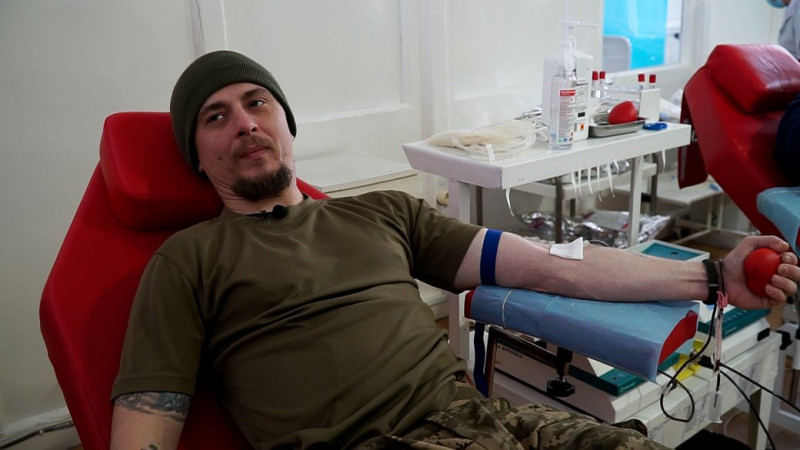 Хтось вперше, хтось – на постійній основі: у Чернігові військові здали кров для побратимів