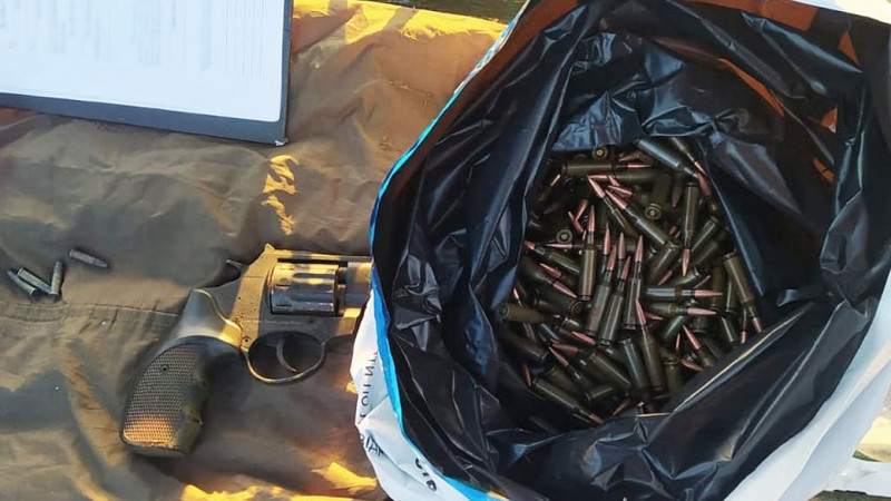 Незареєстрована зброя, набої, наркотики: поліція зупинила авто жителя Ічнянської громади