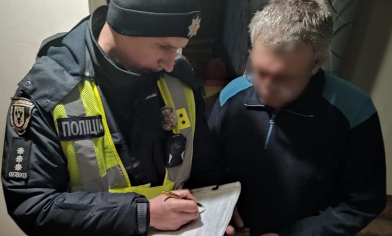 На Чернігівщині чоловік палицею бив собаку: поліція притягнула його до відповідальності