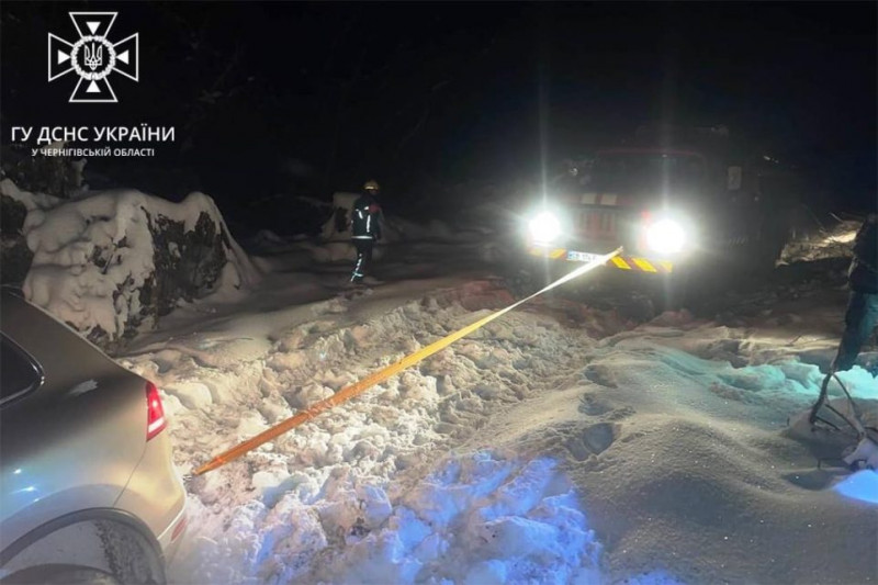 На Чернігівщині рятувальники діставали водіїв із снігових пасток