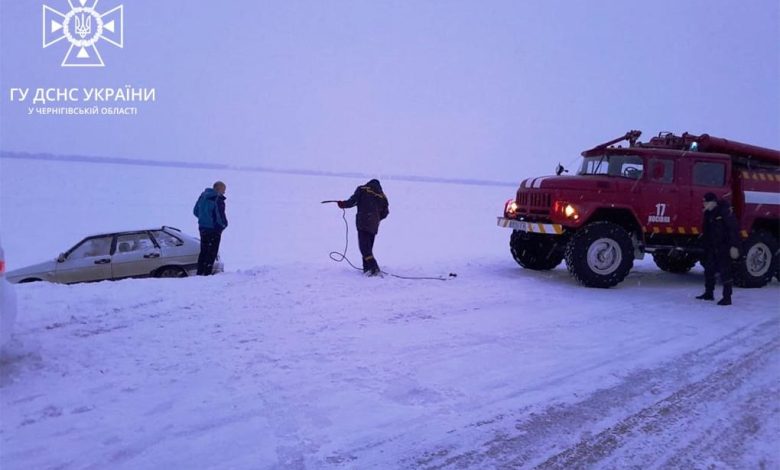 На Чернігівщині рятувальники діставали водіїв із снігових пасток