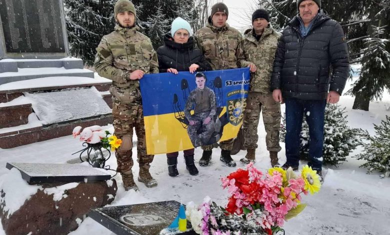 На Чернігівщині у памʼять про загиблого сина батьки купили військовим дві автівки