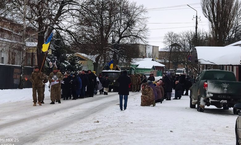 На Чернігівщині живим коридором проводжали в останню путь воїна