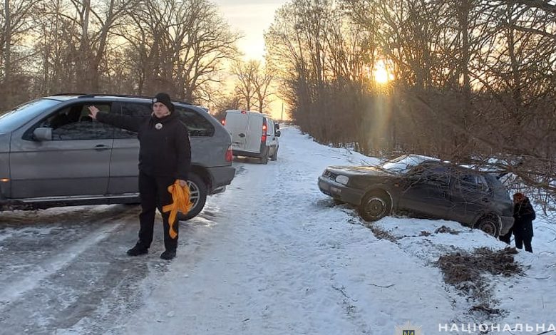 Ніжинські поліцейські допомогли водійці авто, яка з маленьким сином застрягла у сніговому заметі