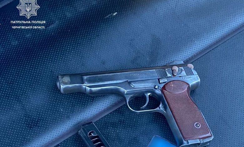 Патрульні затримали на київській трасі чоловіка, що перебував у розшуку і мав при собі зброю