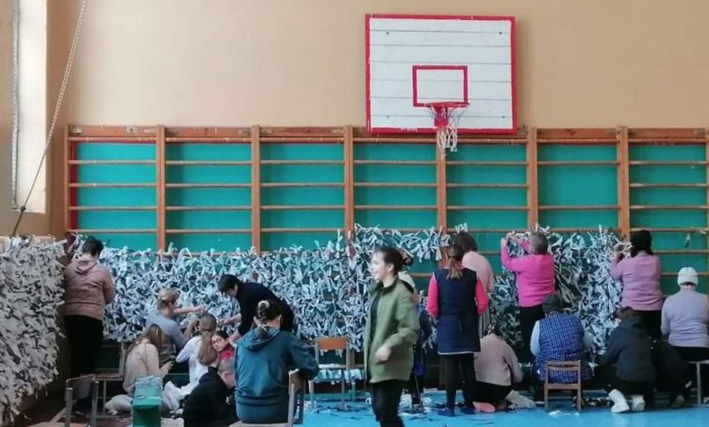 Під час шкільних канікул учні ліцею з Чернігівщини плетуть маскувальні сітки для ЗСУ
