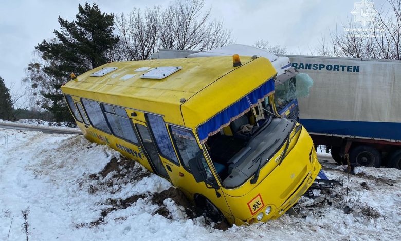 Подробиці аварії, в якій шкільний автобус зіткнувся з вантажівкою