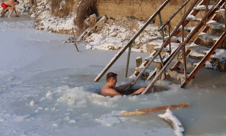 Рятувальники – про пірнання в ополонку на Водохреще в Чернігові