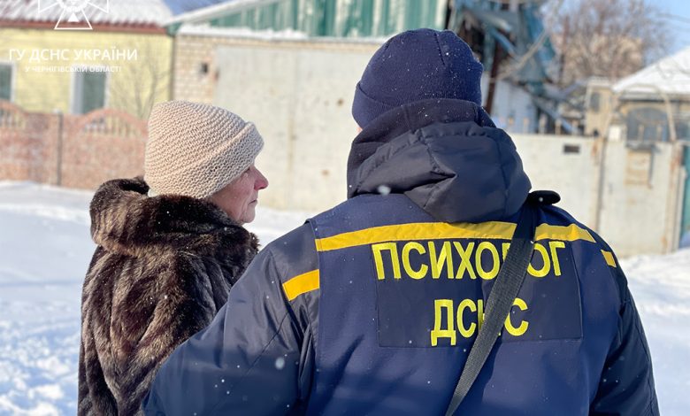 У Чернігові рятувальники працюють на місці падіння уламків ракети (Фото)