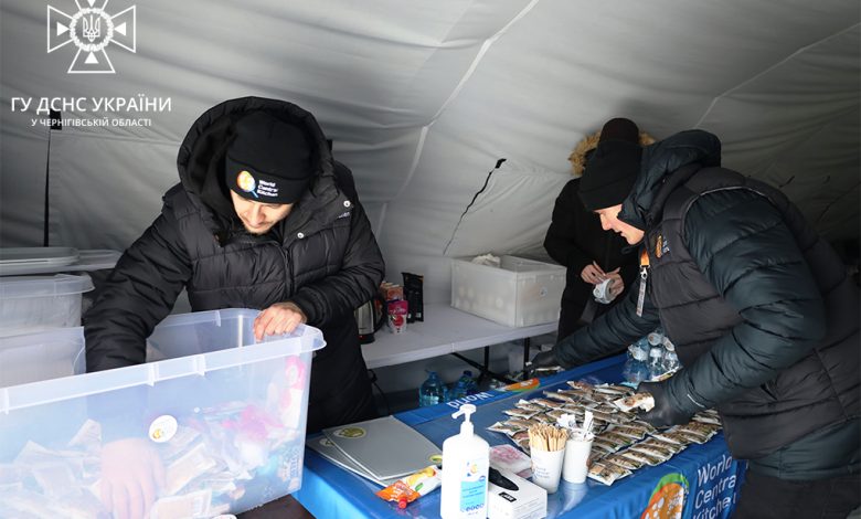 У Чернігові рятувальники працюють на місці падіння уламків ракети (Фото)