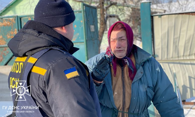 У Чернігові рятувальники працюють на місці падіння уламків ракети (Фото)