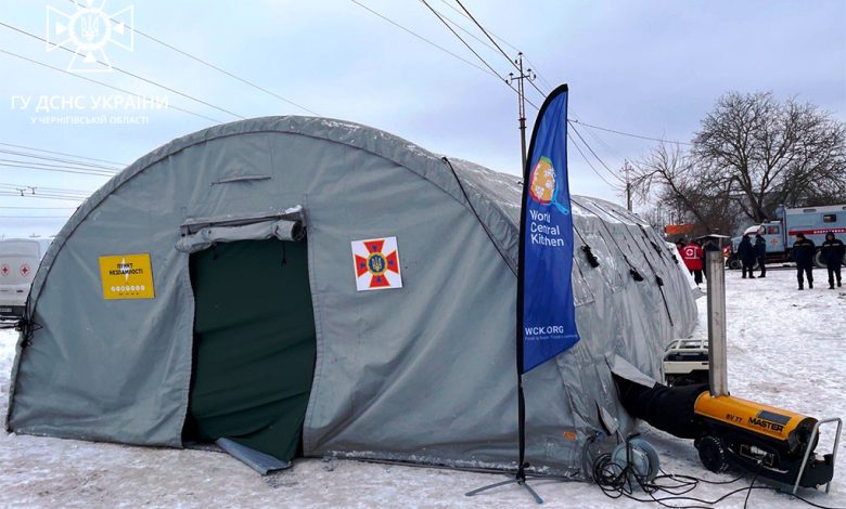 У Чернігові рятувальники працюють на місці падіння уламків ракети (Фото)