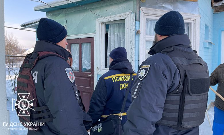 У Чернігові рятувальники працюють на місці падіння уламків ракети (Фото)