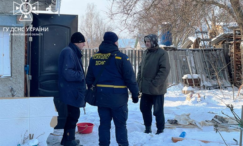 У Чернігові рятувальники працюють на місці падіння уламків ракети (Фото)