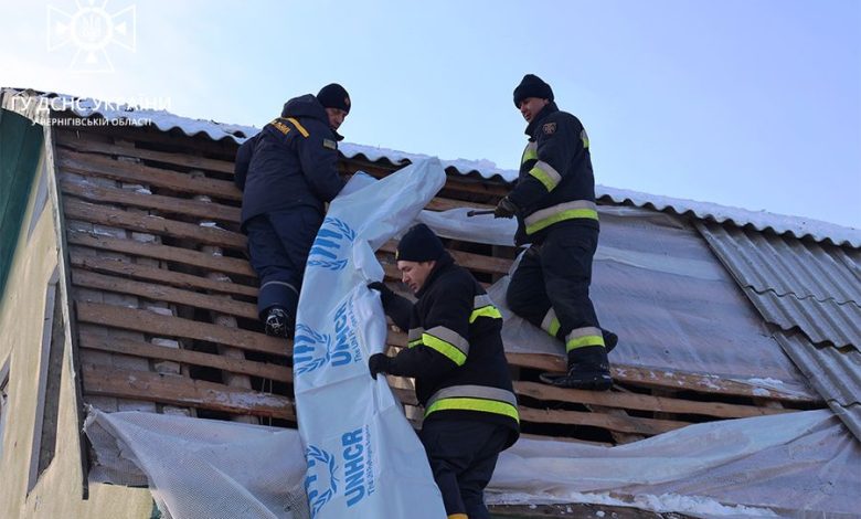 У Чернігові рятувальники працюють на місці падіння уламків ракети (Фото)