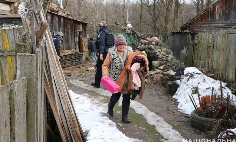 З прикордоння Чернігівщини поліцейські евакуювали подружжя пенсіонерів, чий будинок зруйнував російський обстріл (Фото)