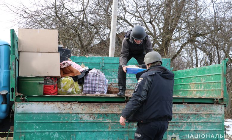 З прикордоння Чернігівщини поліцейські евакуювали подружжя пенсіонерів, чий будинок зруйнував російський обстріл (Фото)