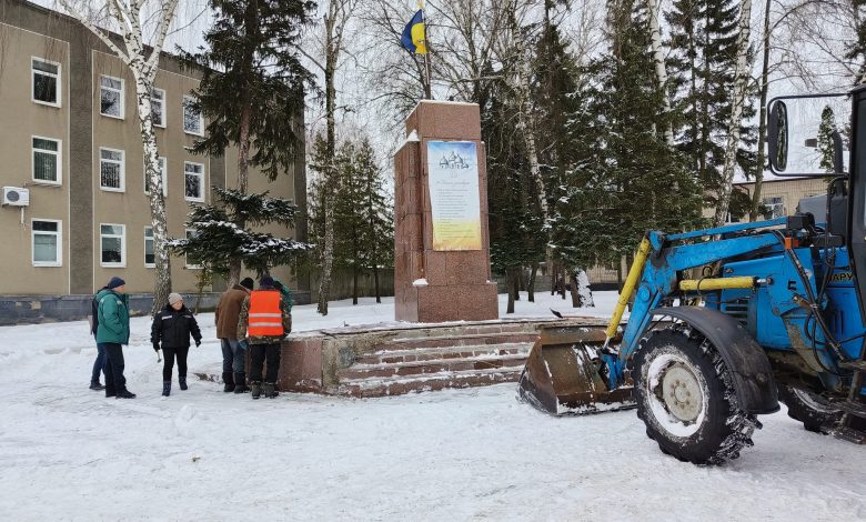Замість постаменту пам’ятника Леніну – LED-екран: у Мені зносять нагадування про колишнього вождя (Фото)