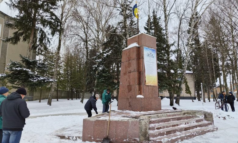 Замість постаменту пам’ятника Леніну – LED-екран: у Мені зносять нагадування про колишнього вождя (Фото)