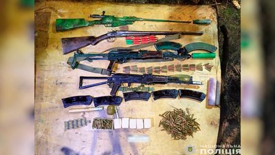 Заряди до РПГ, гранати та канабіс: у Чернігові затримали чоловіка, якого підозрюють у розповсюдженні зброї та наркотиків