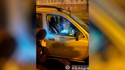 В легковому авто у Чернігові стався вибух: двох людей госпіталізували