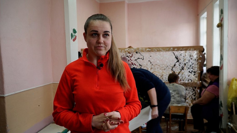 Плетуть сітки, готують батончики, шиють речі для військових: як на прикордонні Чернігівщини ВПО допомагають ЗСУ