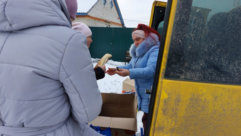 "Ми знаємо потреби людей, ми знаємо їхні переживання". Волонтери кожного тижня возять хліб на прикордоння Сумщини