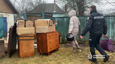 На Чернігівщині правоохоронці допомогли евакуюватися родині з прикордонного села, яке росіяни обстрілюють