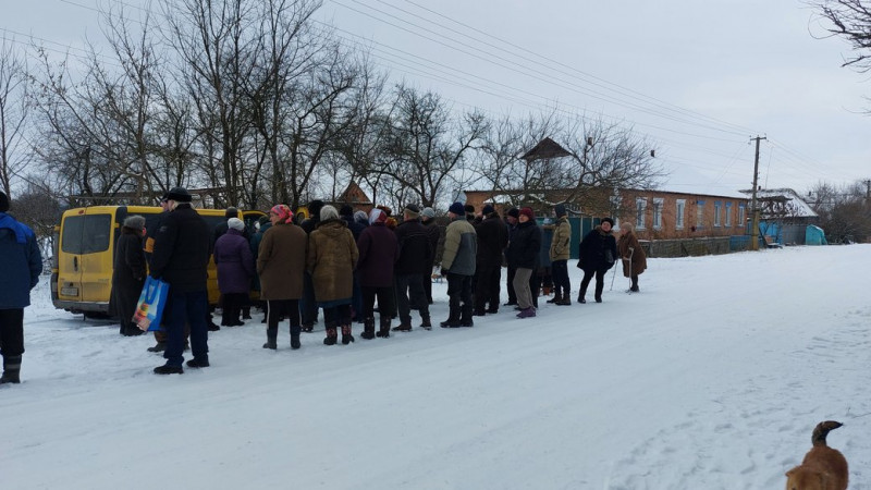 "Ми знаємо потреби людей, ми знаємо їхні переживання". Волонтери кожного тижня возять хліб на прикордоння Сумщини