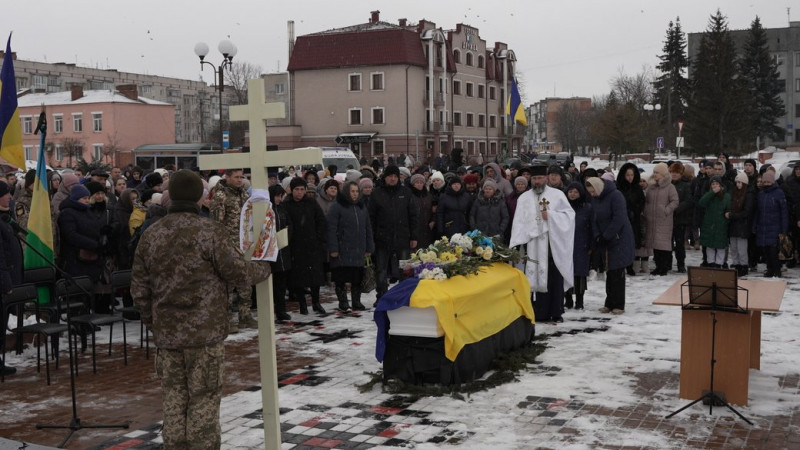 У перші дні повномасштабного вторгнення направив літак у російську колону: на Чернігівщині попрощались з пілотом СУ-25