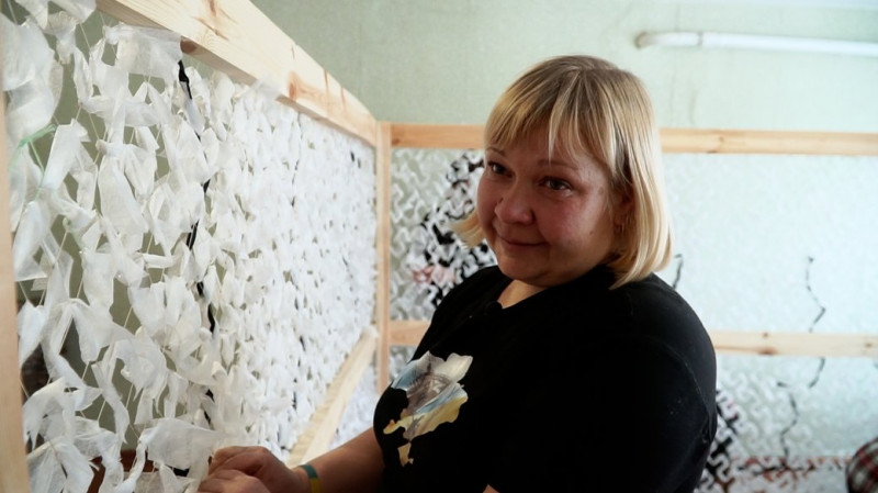 Плетуть сітки, готують батончики, шиють речі для військових: як на прикордонні Чернігівщини ВПО допомагають ЗСУ
