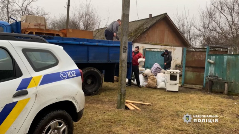 На Чернігівщині правоохоронці допомогли евакуюватися родині з прикордонного села, яке росіяни обстрілюють