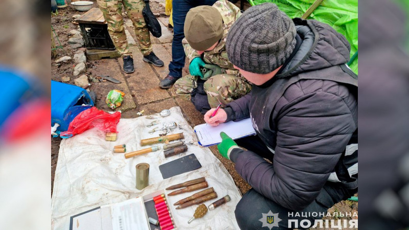 Заряди до РПГ, гранати та канабіс: у Чернігові затримали чоловіка, якого підозрюють у розповсюдженні зброї та наркотиків