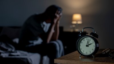 Зайва вага, нездорові харчові звички, небажання рухатись: до чого веде порушення сну та що з цим робити