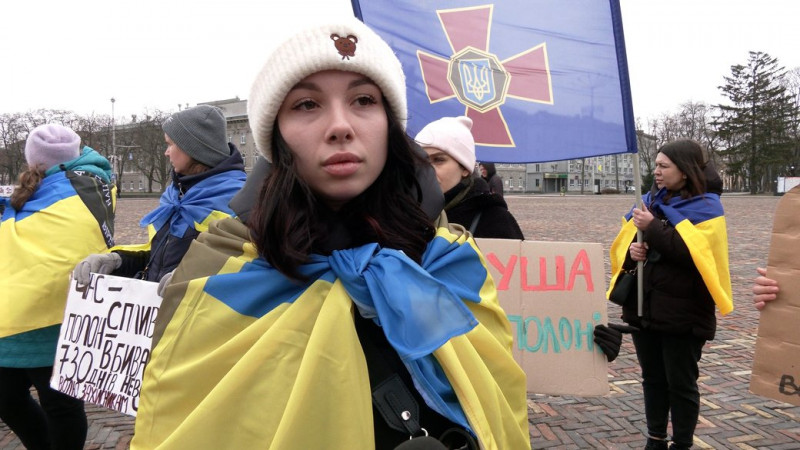 "Волю захисникам ЧАЕС": у Чернігові рідні військовополонених нацгвардійців вийшли на площу, щоб їх почули