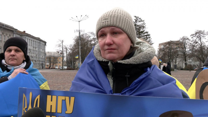 "Волю захисникам ЧАЕС": у Чернігові рідні військовополонених нацгвардійців вийшли на площу, щоб їх почули