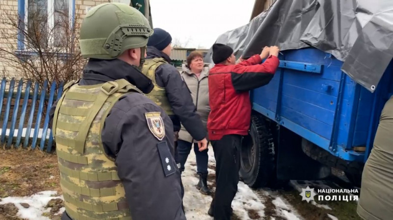 На Чернігівщині правоохоронці допомогли евакуюватися родині з прикордонного села, яке росіяни обстрілюють