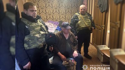 Дві жінки отримали вогнепальне поранення: на Чернігівщині затримали чоловіка, який стріляв у двері будинку своєї тещі